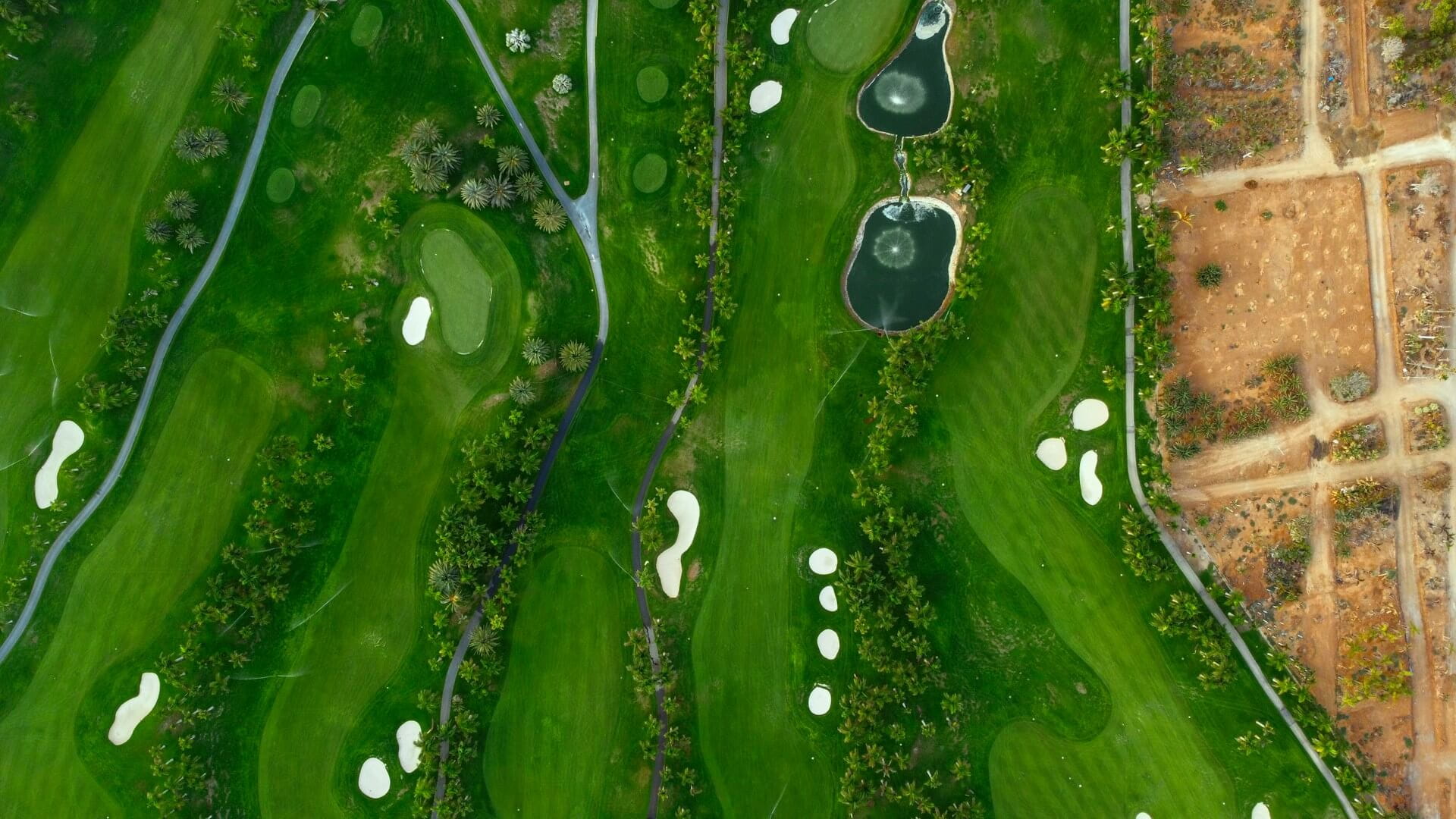 上空から見たゴルフコースの全貌